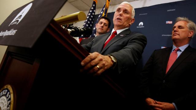 El vicepresidente electo Mike Pence tras su reunión en el Capitolio