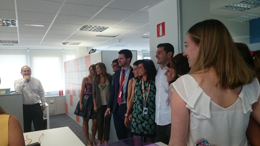 Imagen de archivo de Arriaga junto a sus trabajadores e Iker Casillas.