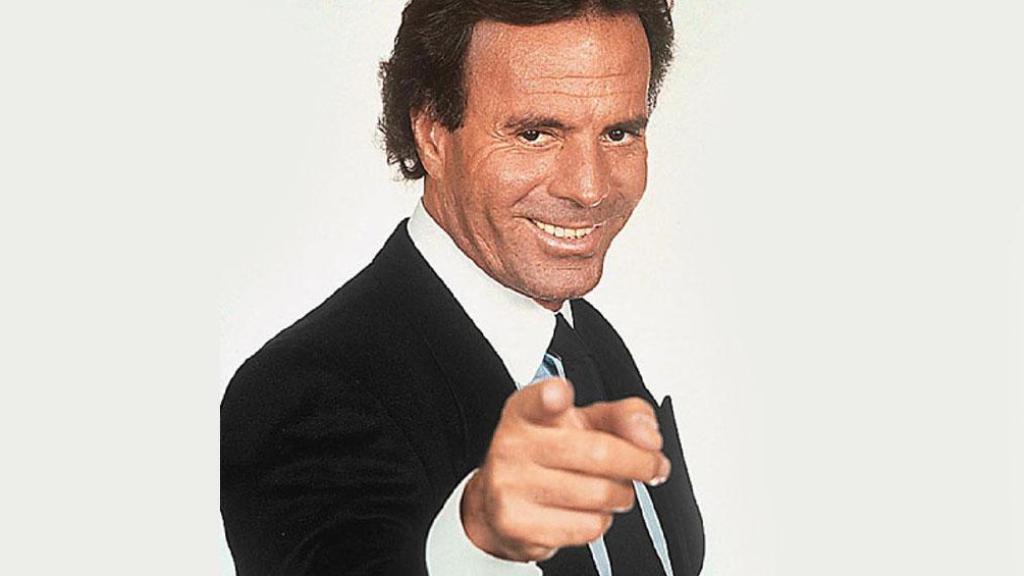 Julio Iglesias en la fotografía que se ha utilizado para incontables memes.