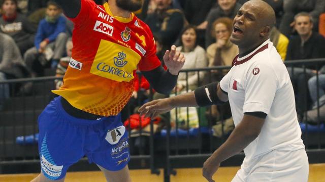 Daniel Sarmiento se dispone a lanzar ante Catar.