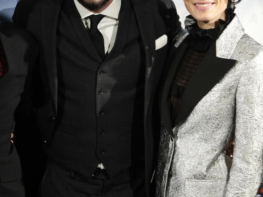 Mario Casas con su compañera de reparto, Bárbara Lennie, en el estreno de su nueva película.