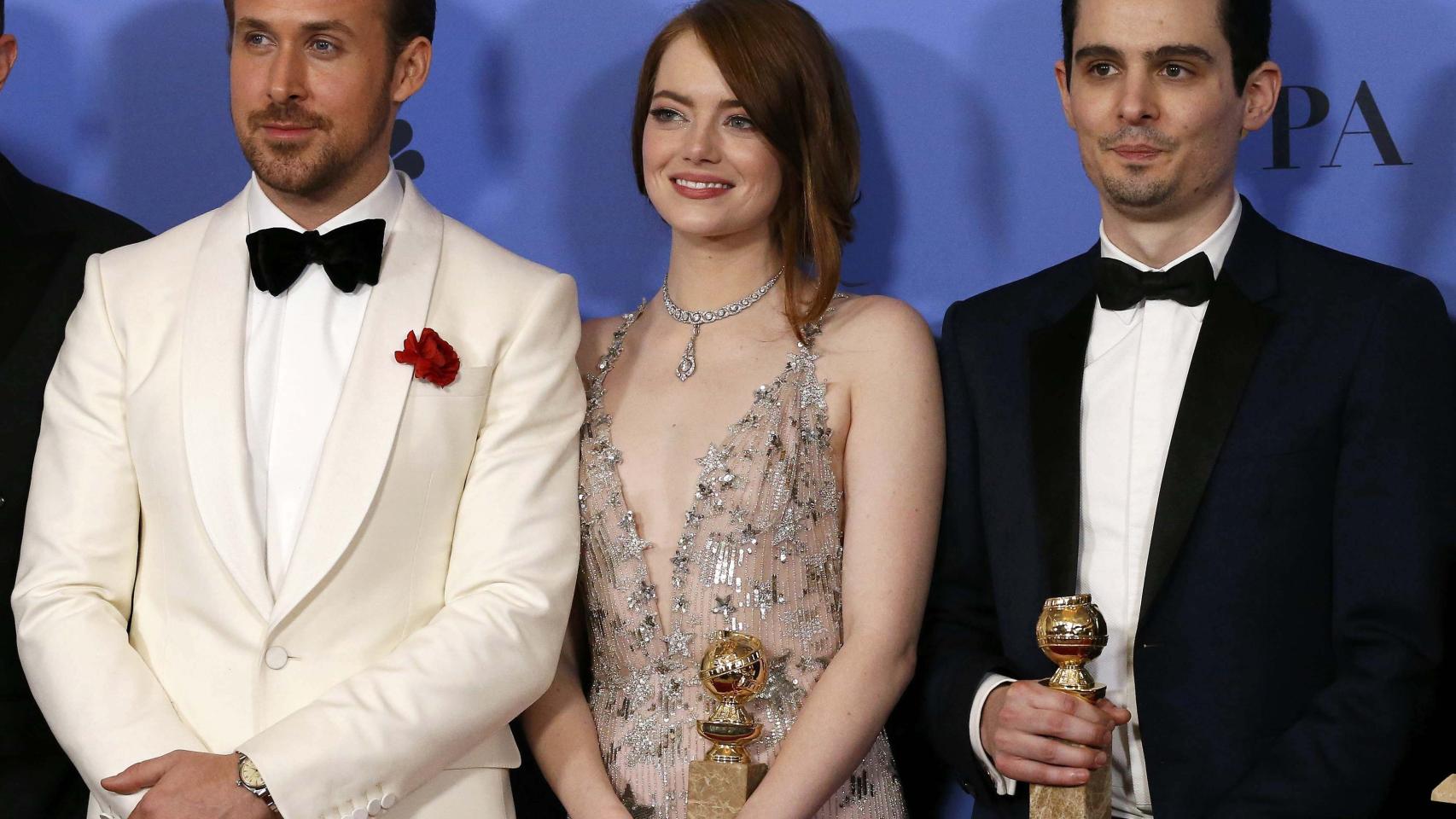 Ryan Gosling y Emma Stone, protagonistas de 'La La Land', y su director,  Damian Chazelle,  con el premio al mejor actor, mejor actriz y mejor director de Comedia o Musical.