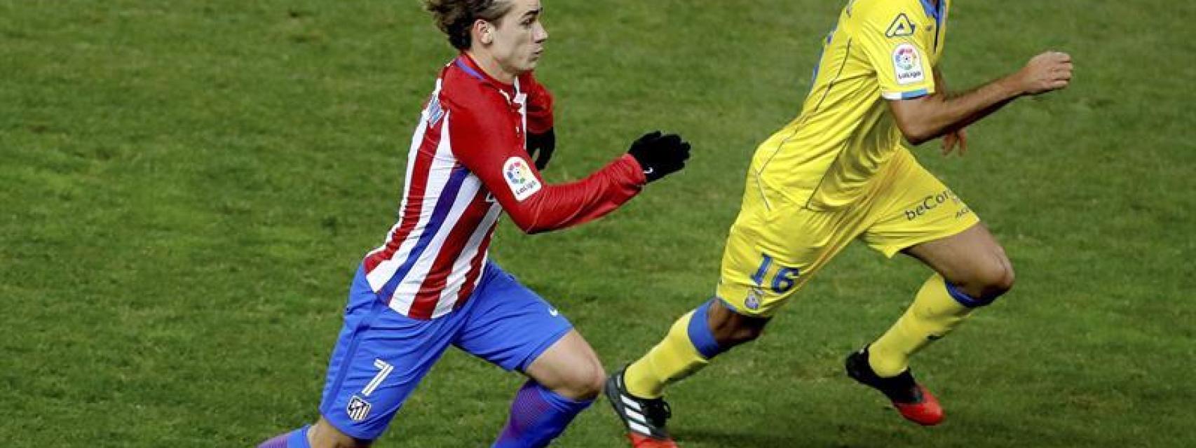 Griezmann corre detrás de la pelota.