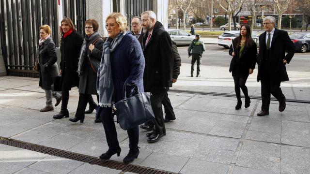 Familiares de las víctimas del accidente del Yak-42, a su entrada hoy al ministerio de Defensa.