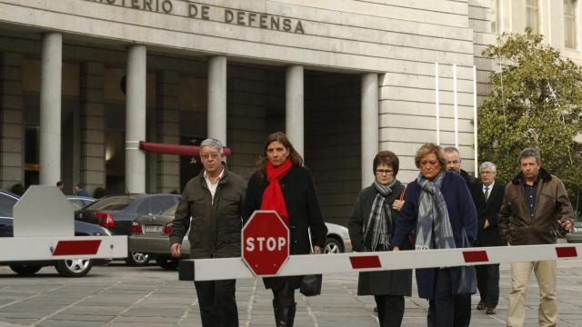 Las víctimas del Yak-42 tras su reunión con la ministra de Defensa, María Dolores de Cospedal.