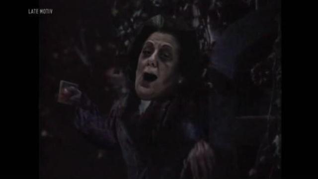 La caricatura de Barberá como zombi saludando con una copa.