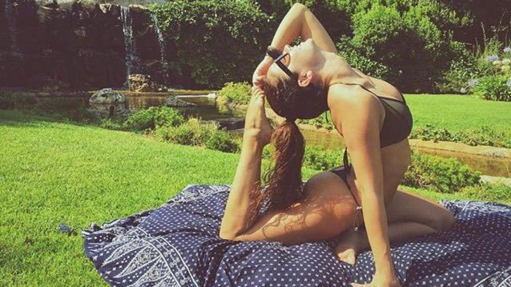 Laura Río haciendo yoga.