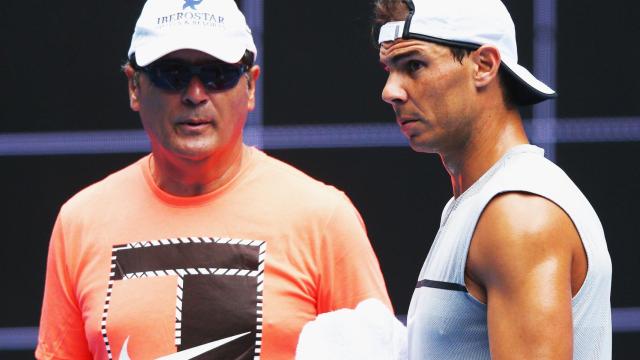 Rafa Nadal junto a su tío Toni en un entrenamiento en Melbourne.