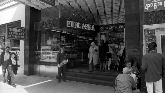 Vista de la fachada de uno de los establecimientos de la cadena de cafeterías Nebraska, situado en la Gran Via madrileña