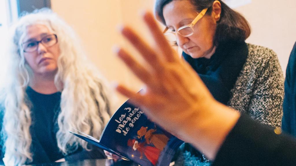 Las protagonistas con el cuento de las tres magas.