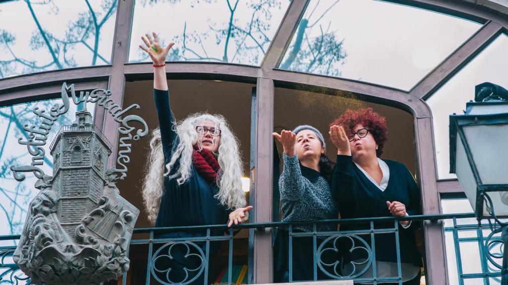 Las tres magas saludan desde el balcón.