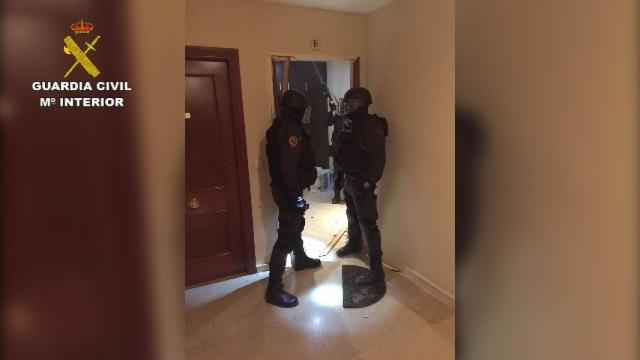 Agentes de la Guardia Civil durante la operación