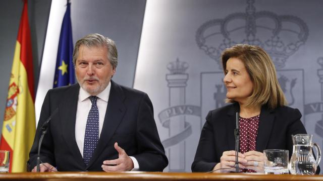 El ministro de Educación, Cultura y Deportes y Portavoz, Íñigo Méndez de Vigo (i), y la ministra de Empleo y Seguridad Social, Fátima Báñez