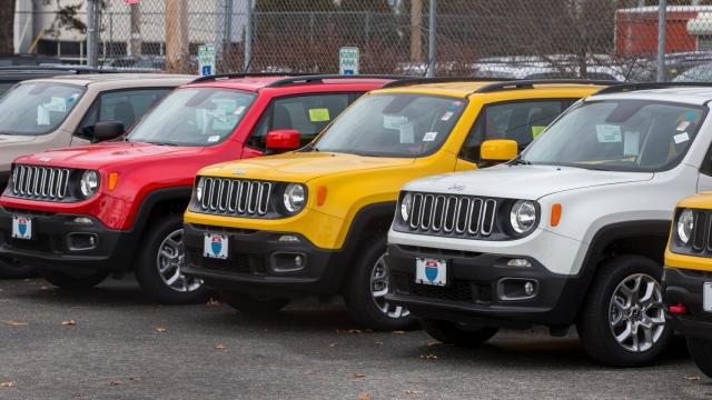 ista de vehículos Jeep en un concesionario de Lowell, Massachusetts.