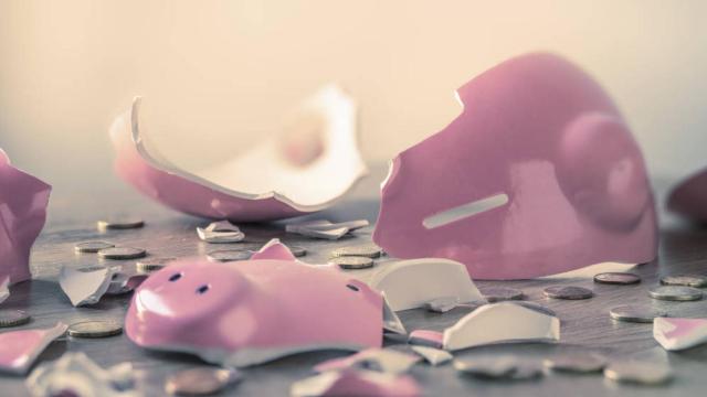 La clásica hucha del cerdito hecha trizas.