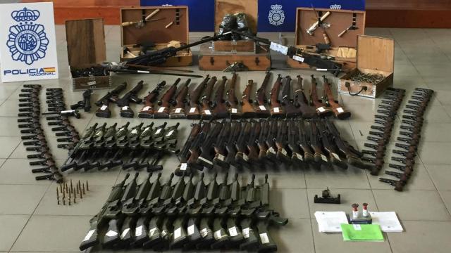 Fusiles de asalto y ametralladoras antiaéreas, entre el arsenal incautado por la Policía.