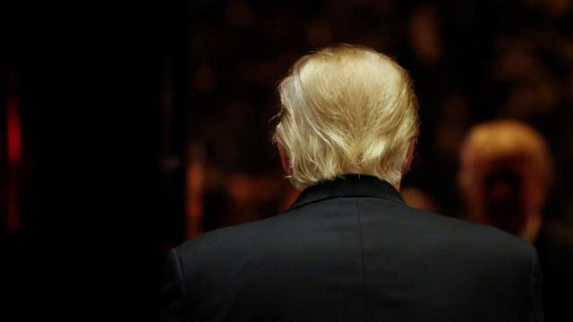 Trump entrando en su torre epónima.