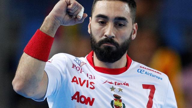 Valero Rivera celebra el triunfo español ante Angola.