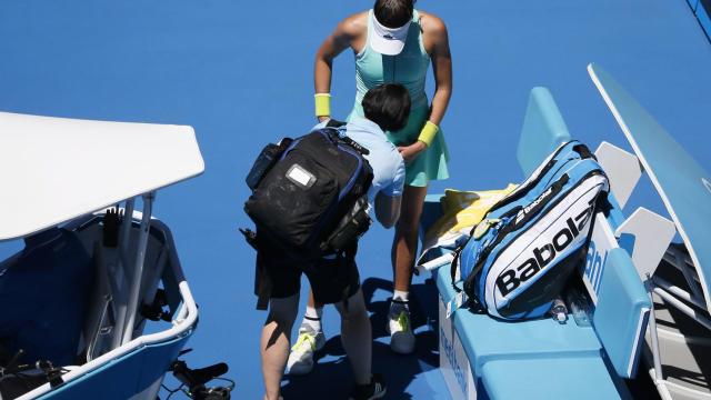 Muguruza, atendida por el fisioterapeuta durante el partido en Melbourne.