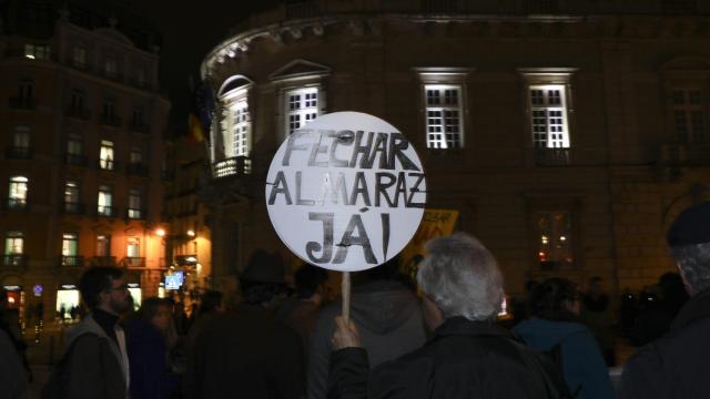 Protesta ante la embajada de España en Lisboa por la central de Almaraz.