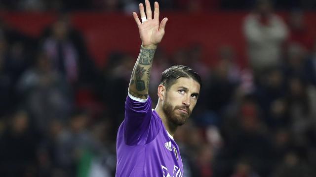 Sergio Ramos se dirige a la grada del Sánchez Pizjuán.