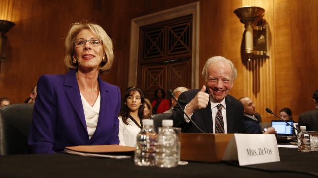 DeVos afrontaba una feroz resistencia en el Senado.