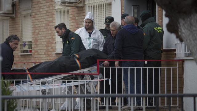 Autoridades y servicios médicos durante la retirada del cadáver del agresor