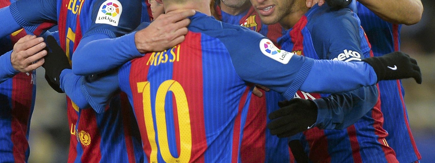 Los jugadores del Barcelona celebran el gol de Neymar en Anoeta.
