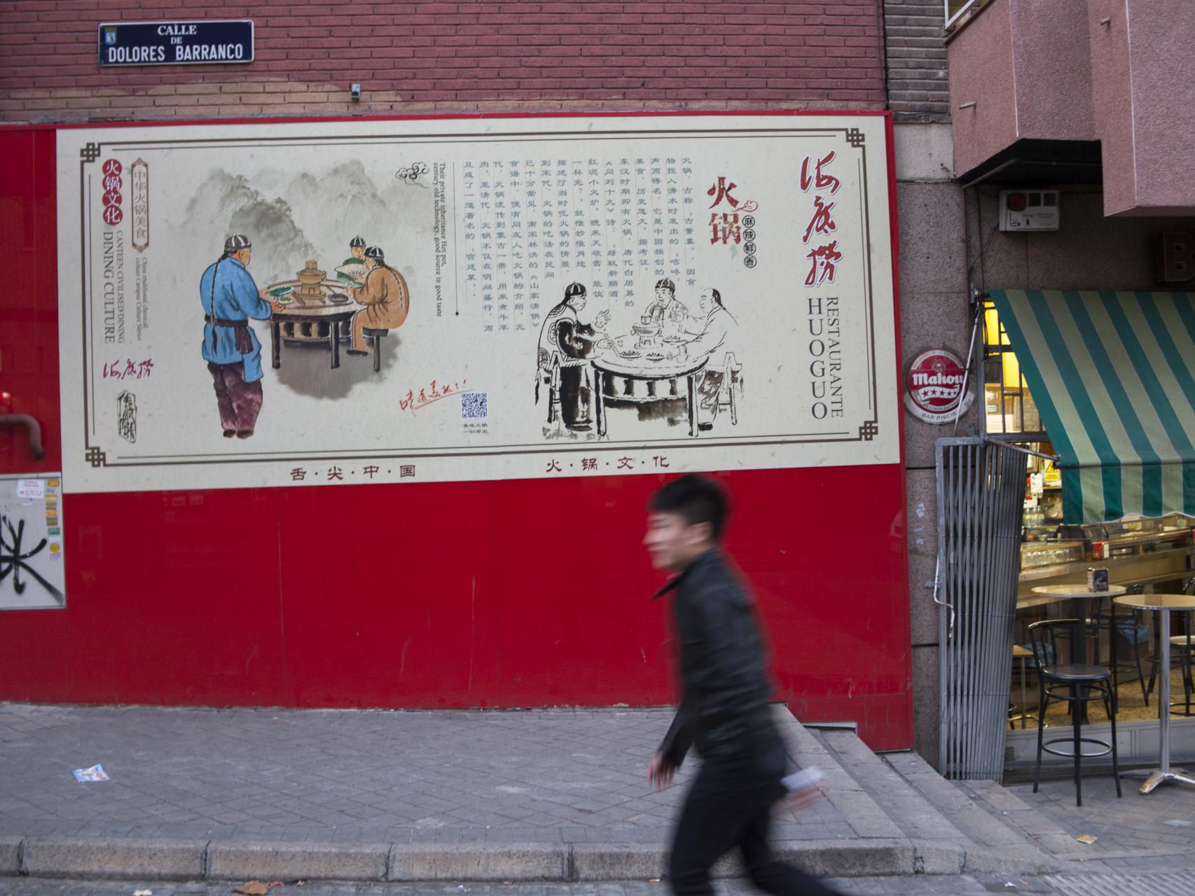 En Usera, muchos de los rótulos se escriben sólo en chino.