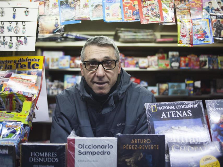 Manuel es el quiosquero de Usera desde hace más de treinta años.