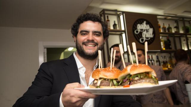 Andoni posa en uno de sus estrablecimientos.