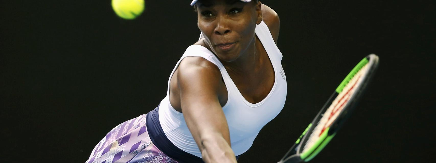 Venus Williams devuelve una bola en Australia.
