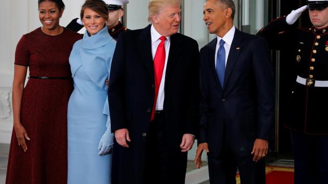 Los Obama reciben entre gestos cordiales al matrimonio Trump antes del relevo.