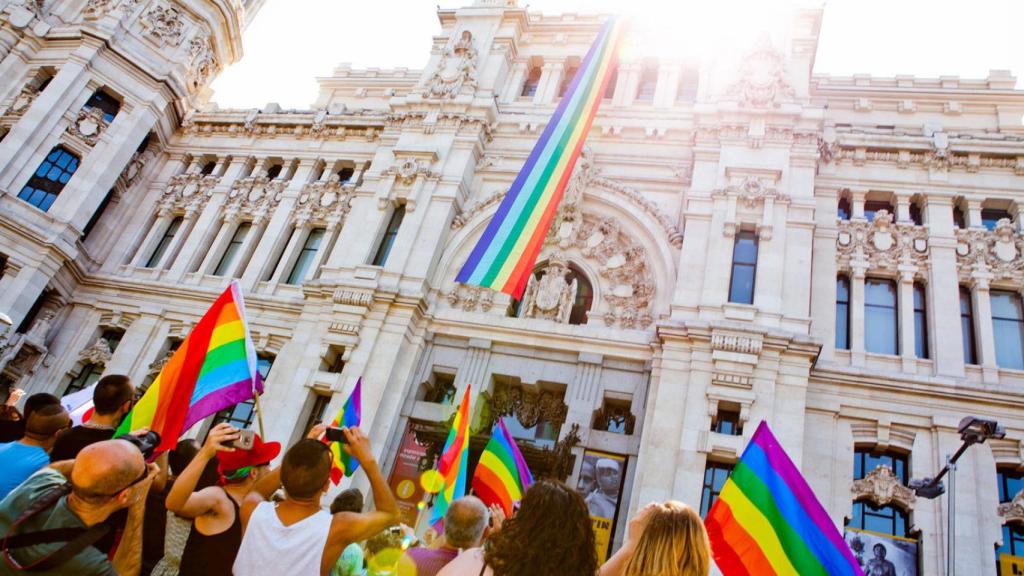 Bandera del Orgullo desplegada en el Ayuntamiento de Madrid.