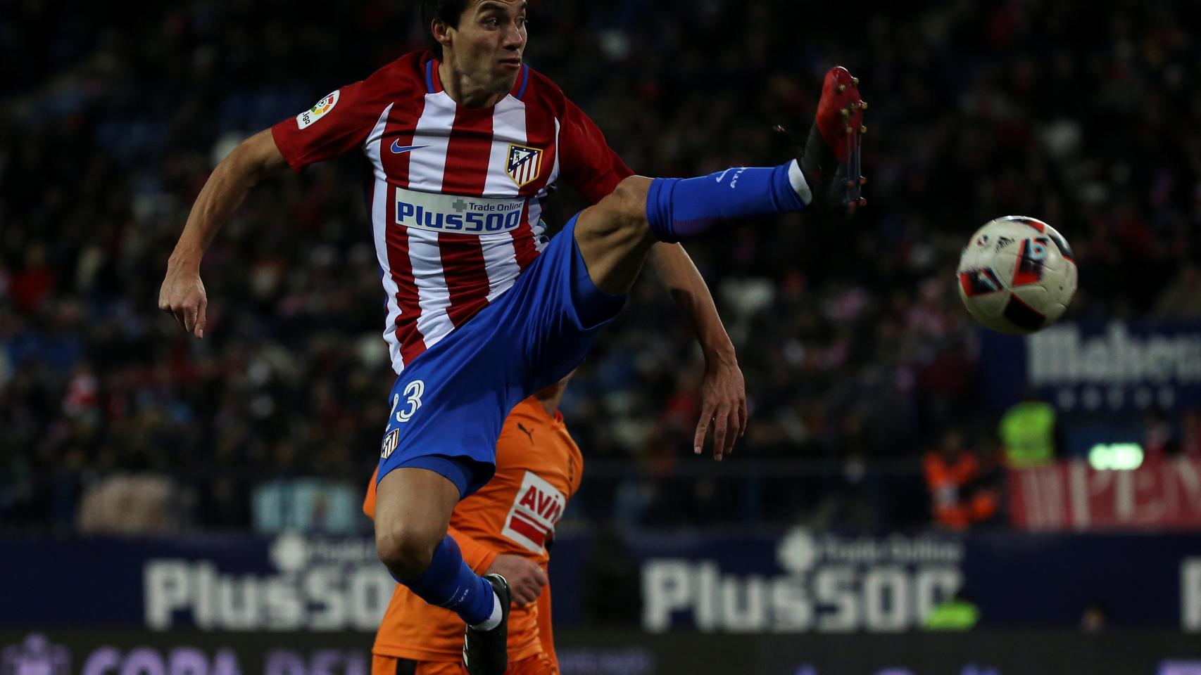 Gaitán controla la pelota.