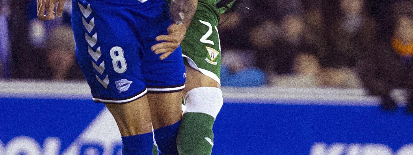 El jugador del Leganés cabecea.