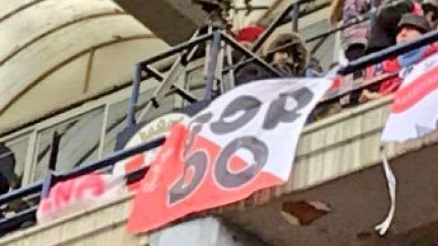 Pancarta en apoyo a El Prenda por parte de la afición del Sevilla en El Sadar de Pamplona.