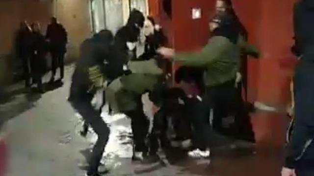 Los agresores patean a la joven en Murcia.