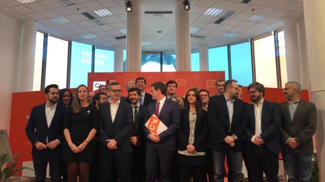 Rivera posa con su nueva Ejecutiva.