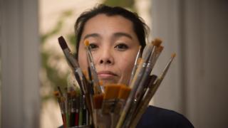 Fumiko Negishi en su estudio, antes de partir para Valencia con su obra.