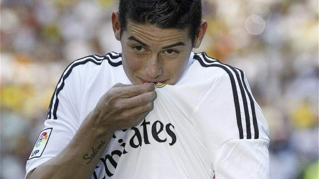 James Rodríguez se besa el escudo en su presentación