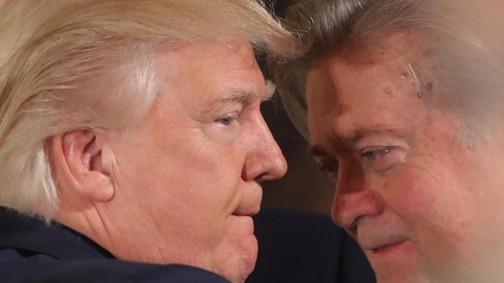 Bannon, junto a Donald Trump.