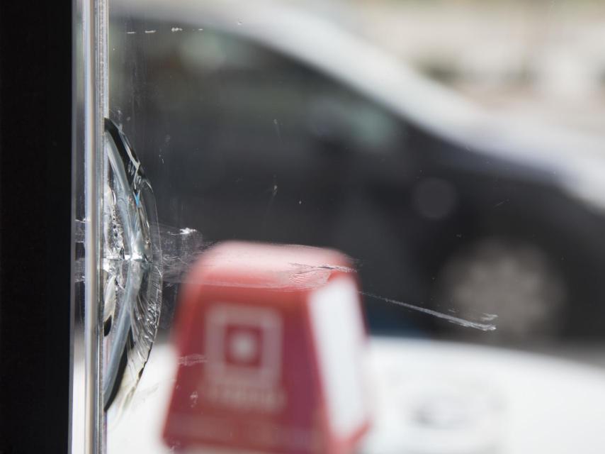 Los cristales todavía tienen algunas muescas.