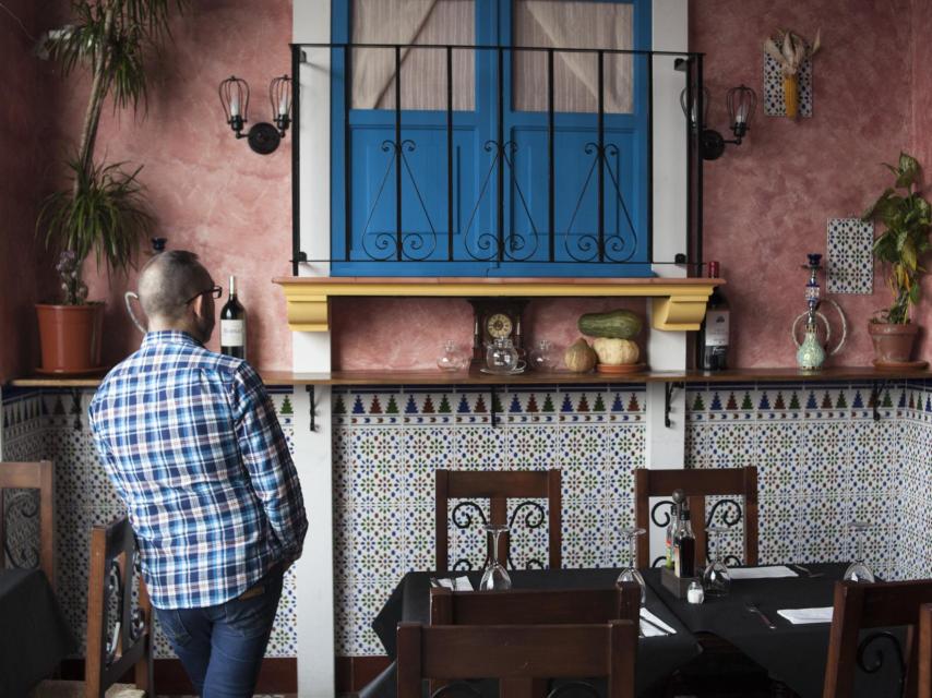 Francisco, en su bar de Getafe.