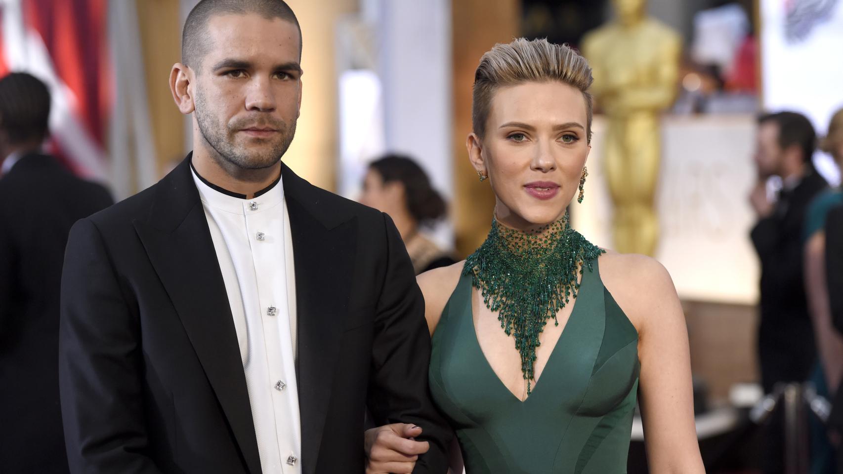 Scarlett Johansson y su marido Romain Dauriac se han visto envueltos en rumores de ruptura. La revista 'People' afirmó hace unos días que la pareja se había separado, pero la actriz ha aparecido junto al periodista francés en la inauguración de una galería de arte en Nueva York ayer mismo, ¿querrá así callar habladurías?