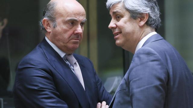 Guindos conversa con su homólogo portugués durante el Ecofin