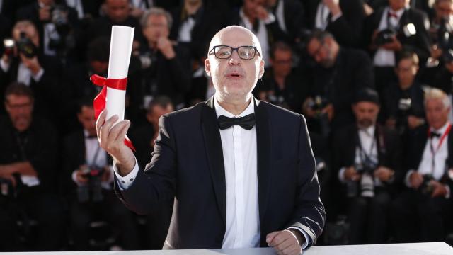 Juanjo Giménez recogiendo su premio en Cannes.