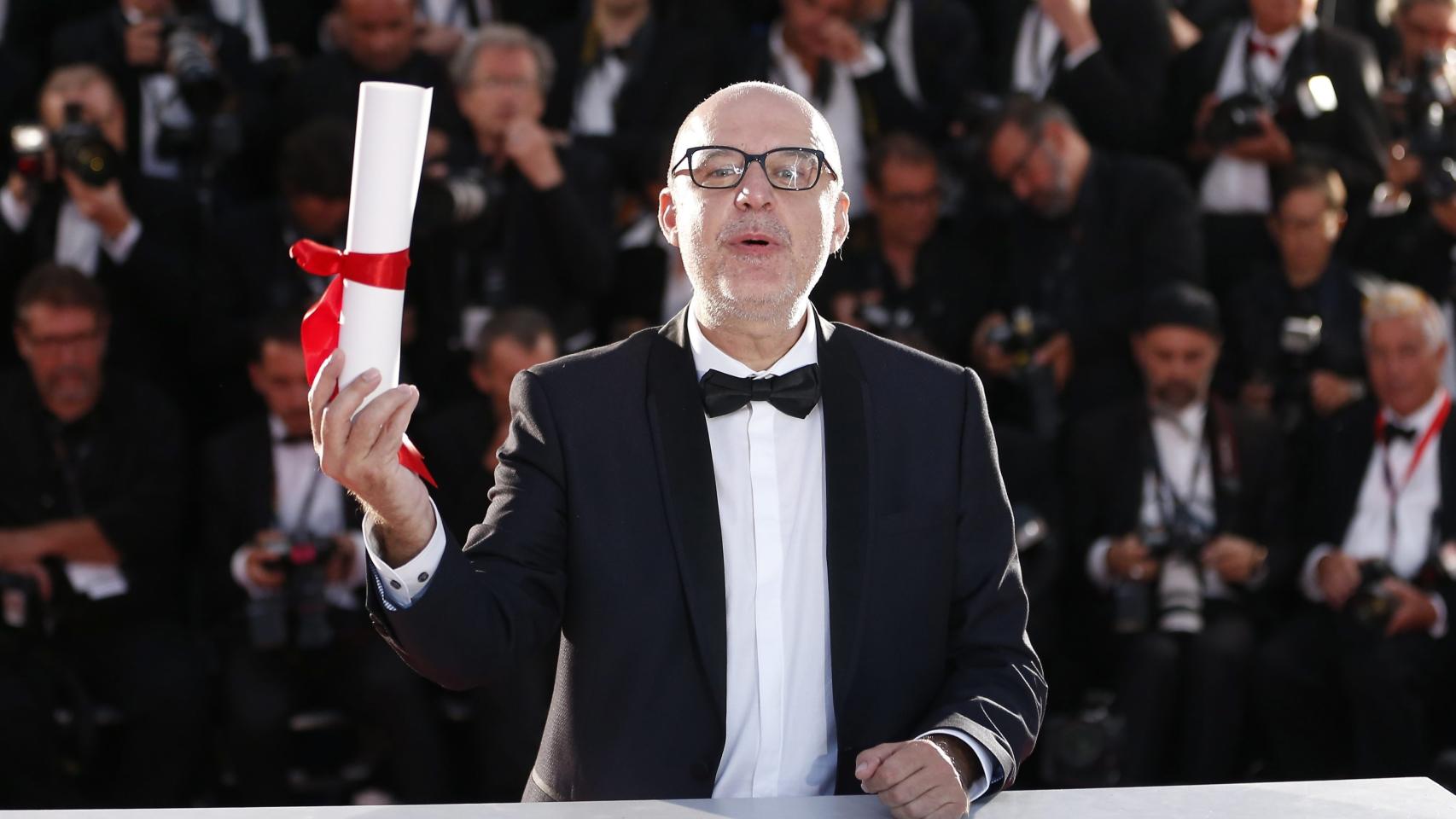 Juanjo Giménez recogiendo su premio en Cannes.