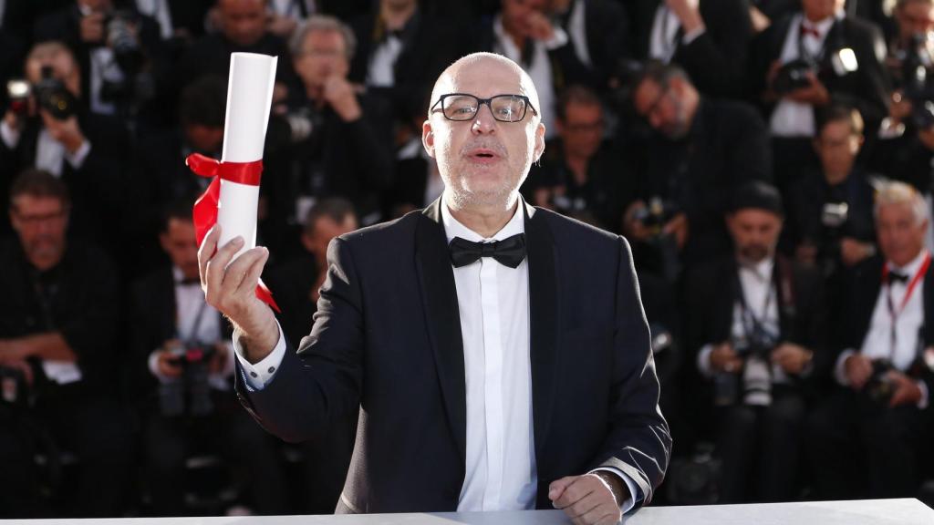 Juanjo Giménez recogiendo su premio en Cannes.