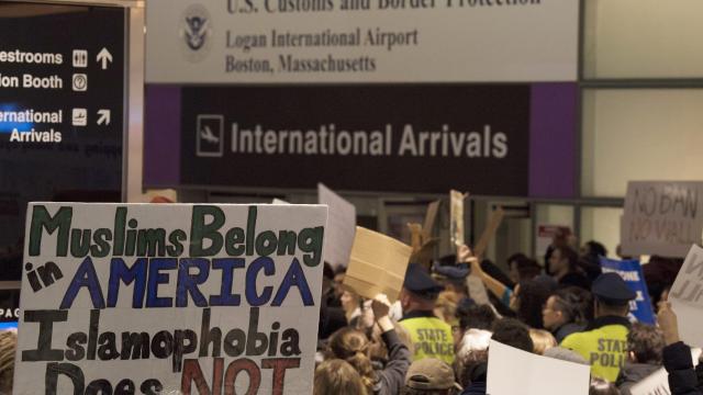 Protestas este domingo en el aeropuerto Logan, de Boston.